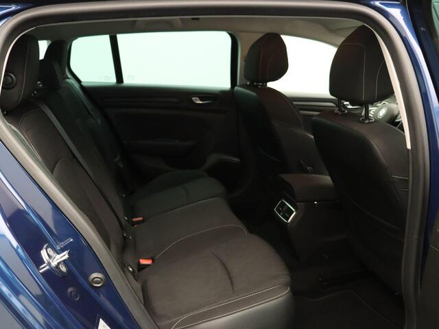 Renault MEGANE Estate TCe 140pk Limited | Stoelverwarming | 1700kg geremd | Dealer onderhouden | Navigatie |