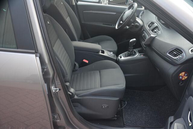 Renault SCENIC 1.5 dCi Bose Nette Scenic automaat onderhoudshistorie volledig aanwezig laatste beurt bij 144000km riem vv bij 118000 met oa lmv key less navigatie pdc trekhaak