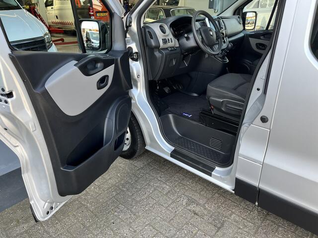 Renault TRAFIC 1.6 dCi T29 L2H2 Airco Navigatie Telefoonvoorbereiding Cruise controle 7-Persoons Omvormer Parkeerhulp achter Verlengde wielbasis 1e eigenaar Euro 6 Btw en Bpm vrij voor particulier gebruik !! Ex overheidsaut