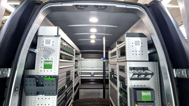 Renault TRAFIC 2.0 Blue dCi 170PK T30 L2H2 Extra Werkplaatsinrichting Airco | Cruise | Navi | trekhaak