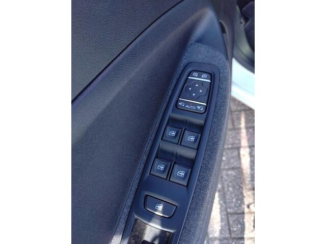 Renault ZOE ZE050 R135 Intens 52 kWh Koopaccu, camera, stoel + stuurverwarming, parkeerhulp, Android