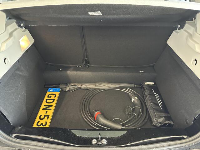 Renault ZOE R135 Iconic 52 kWh NAVIGATIE | ACHTERUITRIJCAMERA | PARKEERSENSOREN ACHTER | CLIMATE CONTROL