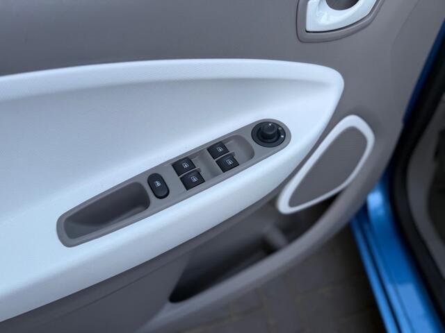 Renault ZOE R90 Life 41 kWh excl. Accu Licht- en Regensensor Full-Map Navigatie Cruise Control en Snelheidsbegrenzer