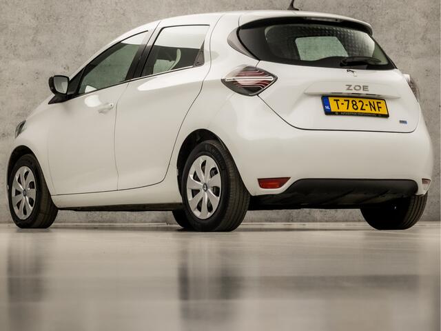 Renault ZOE R110 Life 52 kWh (ex Accu) Automaat (VIRTUAL COCKPIT, APPLE CARPLAY, KEYLESS, STOELVERWARMING, SPORTSTOELEN, LED KOPLAMPEN, CRUISE, DAB+, NIEUWE APK, NIEUWSTAAT)