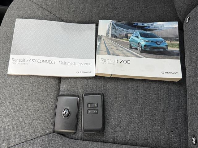Renault ZOE R110 Life Carshare 52 kWh / Koopaccu / Achteruitrijcamera / Parkeersensoren Voor + Achter / Cruise & Climate Control / Navigatie d.m.v. Apple Carplay /