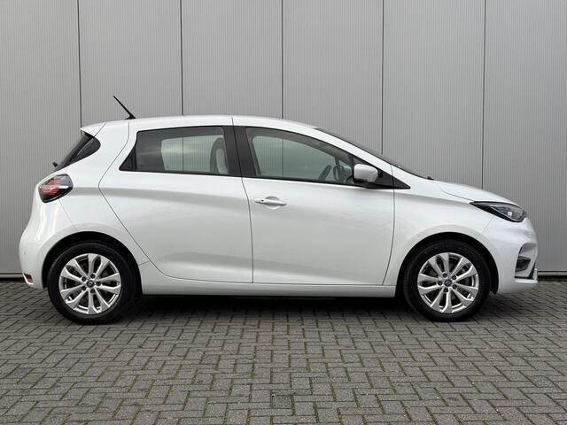 Renault ZOE R110 Life Carshare 52 kWh / Koopaccu / Achteruitrijcamera / Parkeersensoren Voor + Achter / Cruise & Climate Control / Navigatie d.m.v. Apple Carplay /