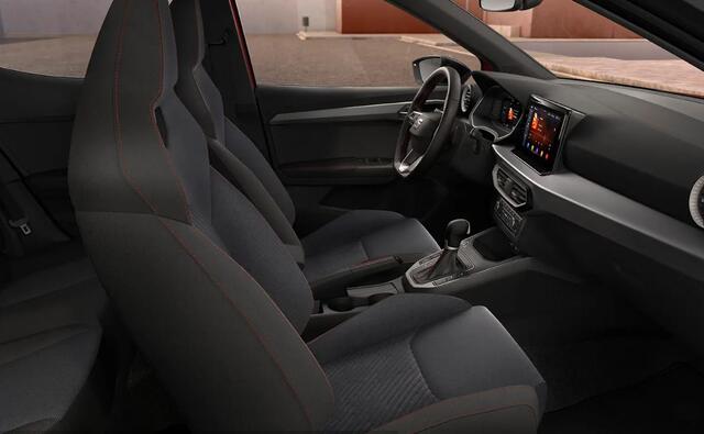 Seat Arona 1.0 EcoTSI FR Business Connect / Black Pack / Achteruitrijcamera / Keyless Entry/Go / Verwarmbare voorstoelen / Apple CarPlay(TM) & Android Auto(TM)