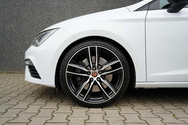 Seat LEON 2.0 TSI CUPRA 300 4-drive Pano/Schaal/Virtual/Camera/Keyless/LED/Carplay