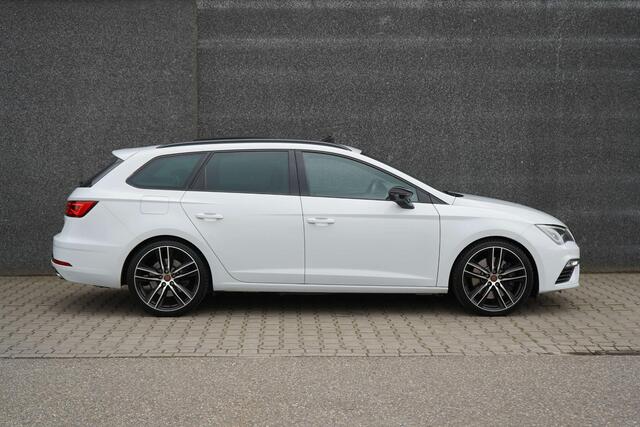 Seat LEON 2.0 TSI CUPRA 300 4-drive Pano/Schaal/Virtual/Camera/Keyless/LED/Carplay