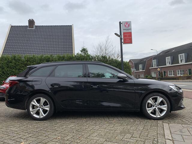 Seat LEON Sportstourer 1.5 eTSi FR Intense Aut., Pano | Technology & Stoelen pack