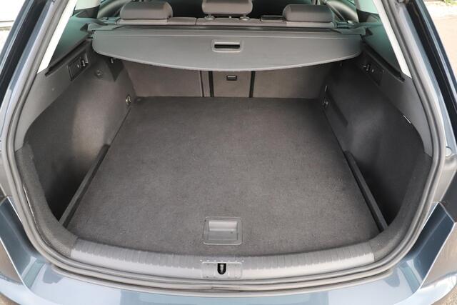 Seat LEON ST 1.0 TSI Style Ultimate Edition Trekhaak Navigatie Achteruitrijcamera Carplay Android 16 inch LMV Lane Assist Climate Cruise Control