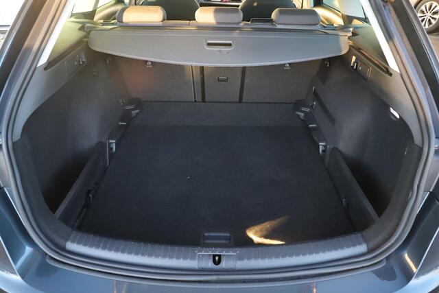 Seat LEON ST 1.0 TSI Style Ultimate Edition Trekhaak Navigatie Achteruitrijcamera Carplay Android 16 inch LMV Lane Assist Climate Cruise Control