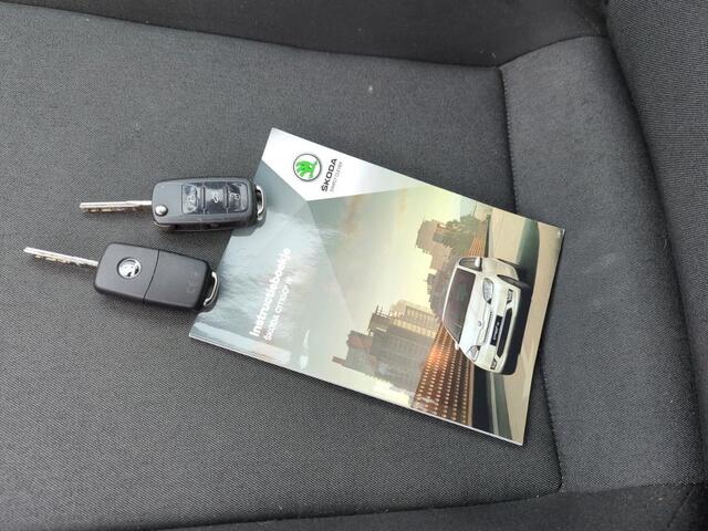 Skoda E-Citigo e-iV EV Ambition 83pk / Stoelverwarming / Airco / Metallic lak / Wieldoppen /