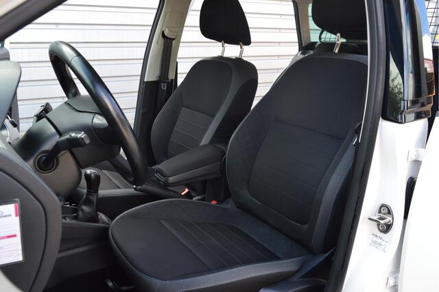 Skoda FABIA Combi 1.0 TSI Ambition O.a: Navi, Cruise, Carply, Trekhaak, All-Season banden, Pdc, Etc... Rijklaar! All-in prijs!