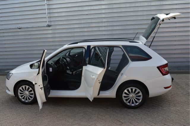 Skoda FABIA Combi 1.0 TSI Ambition O.a: Navi, Cruise, Carply, Trekhaak, All-Season banden, Pdc, Etc... Rijklaar! All-in prijs!