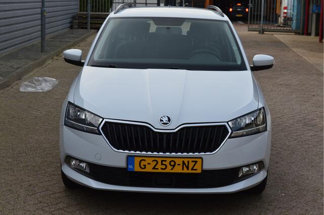 Skoda FABIA Combi 1.0 TSI Ambition O.a: Carplay, Trekhaak, PDC, Airco, Navi, Rijklaar, Etc. All-in prijs!