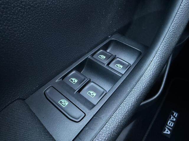 Skoda FABIA Combi 1.0 Business Edition ?Nieuw Model ?Apple Carplay & Android Auto ?Navigatie ?Climate ?Stoelverwarming ?Cruise ?Parkeersensoren ?Lichtmetaal