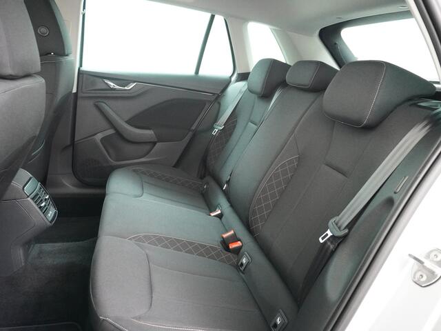 Skoda Kamiq T 111pk Smartlink Usb Pdc CruiseControl Ecc Dakrails Led Lane/Front-Assist Isofix Dab 4xElek.Ramen VerwarmdeSpiegels Aut.Verlichting VerstelbareStoelen/Stuur 16''LM NL-auto Hoge Instap Ambition 1.0 TSI