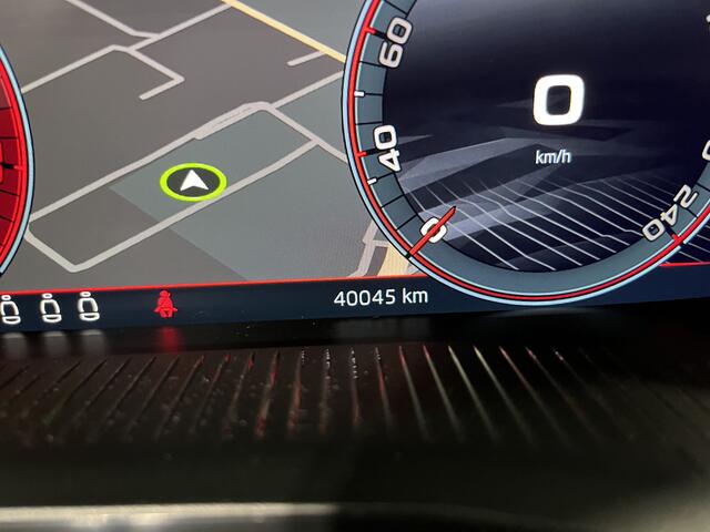 Skoda Kamiq 1.5 TSI Monte Carlo / AUTOMAAT/ ELEKTR. TREKHAAK/ PANO/ DIGITAL DASH/ CRUISE/ LED/ PARK. SENSOREN + CAMERA/ SMARTLINK/ NAVI/ STOEL VERWARM/ CLIMA