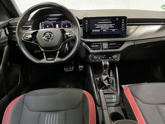 Skoda Kamiq 1.5 TSI Monte Carlo / AUTOMAAT/ ELEKTR. TREKHAAK/ PANO/ DIGITAL DASH/ CRUISE/ LED/ PARK. SENSOREN + CAMERA/ SMARTLINK/ NAVI/ STOEL VERWARM/ CLIMA