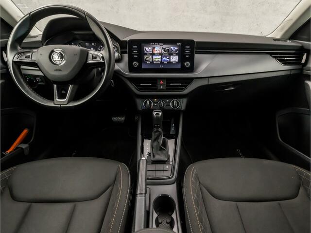 Skoda Kamiq 1.0 TSI Sport Automaat (APPLE CARPLAY, GETINT GLAS, CRUISE, TREKHAAK, SPORTSTOELEN, PARKEERSENSOREN, LED KOPLAMPEN, LANE ASSIST, DAB+, NIEUWSTAAT)