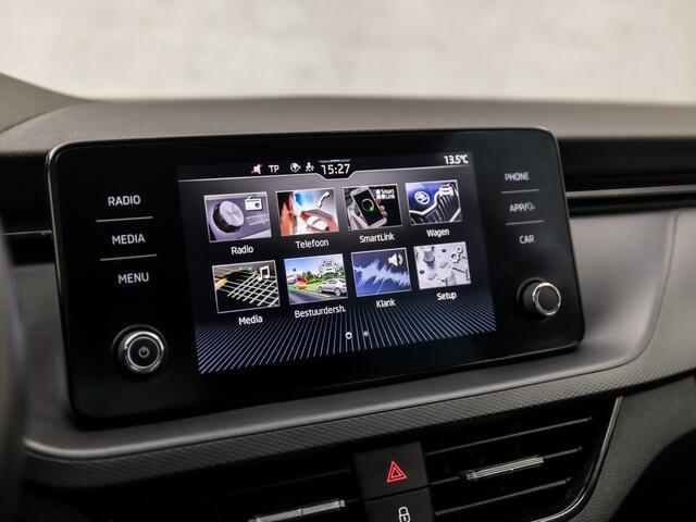 Skoda Kamiq 1.0 TSI Sport Automaat (APPLE CARPLAY, GETINT GLAS, CRUISE, TREKHAAK, SPORTSTOELEN, PARKEERSENSOREN, LED KOPLAMPEN, LANE ASSIST, DAB+, NIEUWSTAAT)