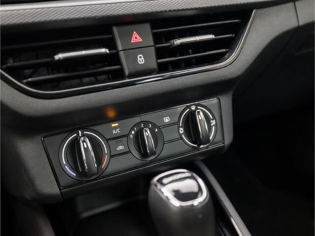 Skoda Kamiq 1.0 TSI Sport Automaat (APPLE CARPLAY, GETINT GLAS, CRUISE, TREKHAAK, SPORTSTOELEN, PARKEERSENSOREN, LED KOPLAMPEN, LANE ASSIST, DAB+, NIEUWSTAAT)