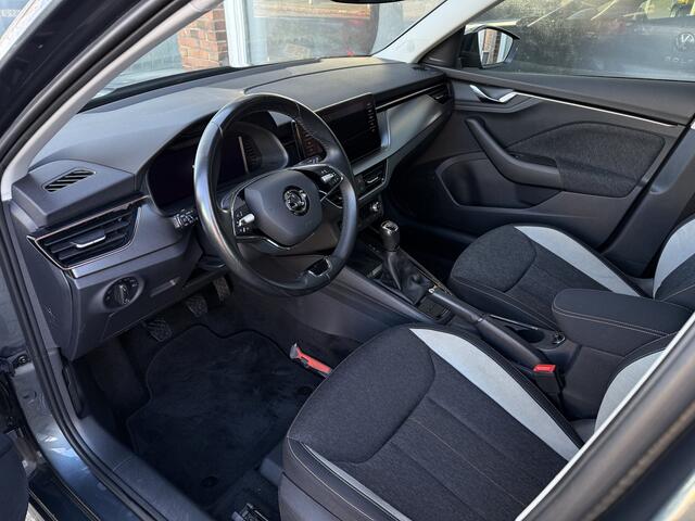 Skoda Kamiq 1.0 TSI Business Edition trekhaak parkeersensoren climatronic | Applecarplay/androidauto | 16 inch velgen | voorstoelen verwarmd | trekhaak |