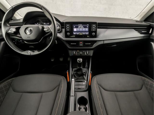 Skoda Kamiq 1.0 TSI Sport (APPLE CARPLAY, CRUISE, LED KOPLAMPEN, SPORTSTOELEN, LM VELGEN, LANE ASSIST, ARMSTEUN, BLUETOOTH, NIEUWE APK, NIEUWSTAAT)