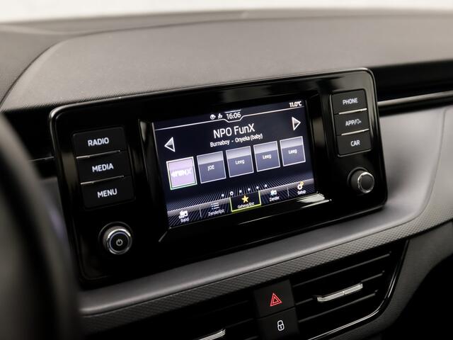 Skoda Kamiq 1.0 TSI Sport (APPLE CARPLAY, CRUISE, LED KOPLAMPEN, SPORTSTOELEN, LM VELGEN, LANE ASSIST, ARMSTEUN, BLUETOOTH, NIEUWE APK, NIEUWSTAAT)