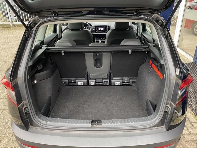 Skoda Karoq 1.0 TSI Business Edition / NL-Auto / 116 PK / 99.000 KM / 1e-Eigenaar / Vol-Leder / Trekhaak / LED-verlichting / Climate Control / Cruise Control / PDC V+A / Radio-Bluetooth-Navi / Carplay & Android auto / Draadloze telefoonlader /