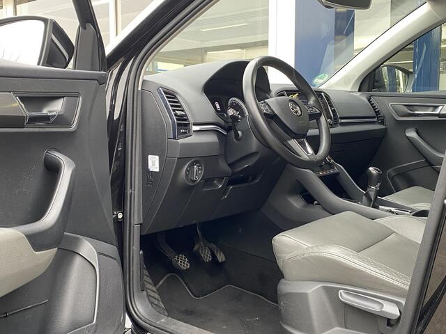 Skoda Karoq 1.0 TSI Business Edition / NL-Auto / 116 PK / 99.000 KM / 1e-Eigenaar / Vol-Leder / Trekhaak / LED-verlichting / Climate Control / Cruise Control / PDC V+A / Radio-Bluetooth-Navi / Carplay & Android auto / Draadloze telefoonlader /
