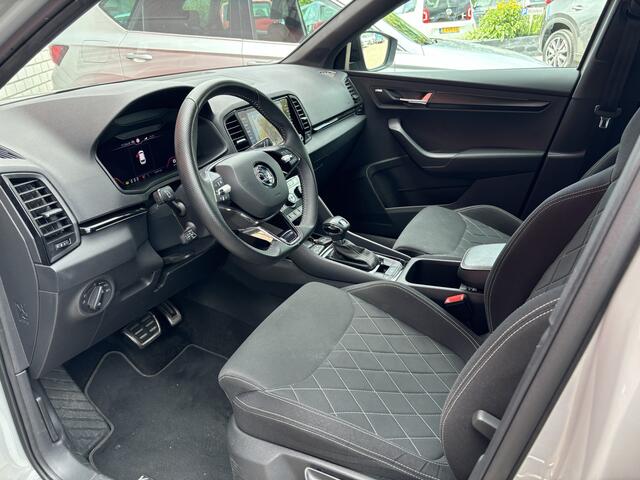 Skoda Karoq 1.5 TSI ACT Sportline Business AUTOMAAT / FULL LED / KEYLESS / STOELVERW / STUURVERW / CAMERA / NL-AUTO
