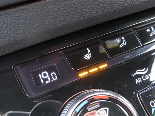 Skoda Karoq 1.5 TSI ACT Sportline Business DSG | voorruitverwarming | verwarmbare voorstoelen + achterbank | stuurwiel verwarmbaar | camera