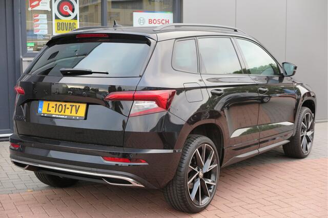 Skoda Karoq 1.5 TSI ACT 150pk Sportline Business Stoelverwarming , Led verlichting , DAB+ radio , Carplay ,Canton sound systeem, Achteruitrijcamera , Parkeersensoren ,Electr. achterklep ,etc.