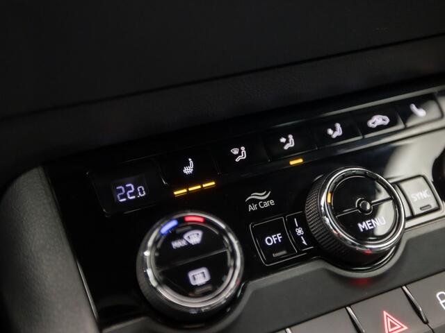 Skoda Karoq 1.5 TSI ACT Sportline 150Pk Automaat (VIRTUAL COCKPIT, APPLE CARPLAY, GROOT NAVI, KUIPSTOELEN, STUUR/STOELVERWARMING, ZWART HEMEL, TREKHAAK, CAMERA, SFEERVERLICHTING, NIEUWSTAAT)