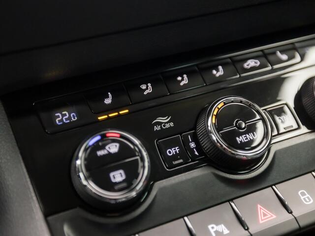 Skoda Karoq 1.5 TSI ACT Sportline 150Pk Automaat (APPLE CARPLAY, GROOT NAVI, CLIMATE, STOELVERWARMING, SPORTSTOELEN, ADAPTIVE CRUISE, KEYLESS, PARKEERSENSOREN, TREKHAAK, NIEUWSTAAT)