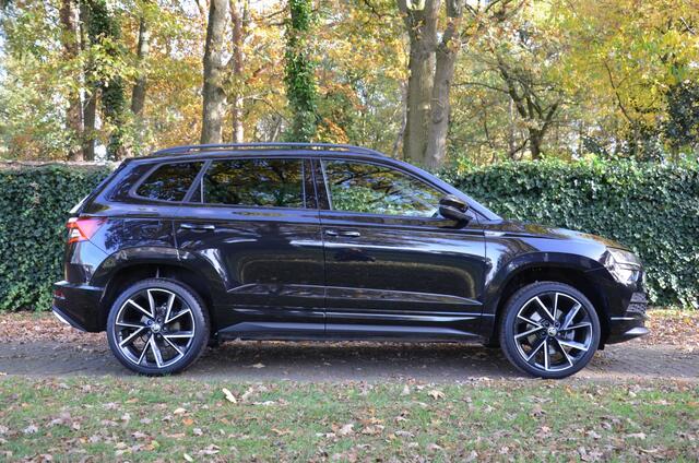 Skoda Karoq 1.5 TSI ACT Sportline Business Automaat/Navi/Audio installatie premium/Led/Pdc/Ecc/Stoelverwarming/Virtual Cockpit/Achteruitrijcamera/Cr-Control adaptief/Privacy-Glass/Panoramadak