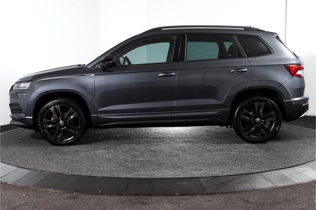 Skoda Karoq 1.5 TSI ACT Sportline Business 150 PK - Automaat | Trekhaak | Dig.Cockpit | Adapt.Cruise | Stoel-+Stuurverw. | Camera+PDC | NAV+App | LM 18'' |