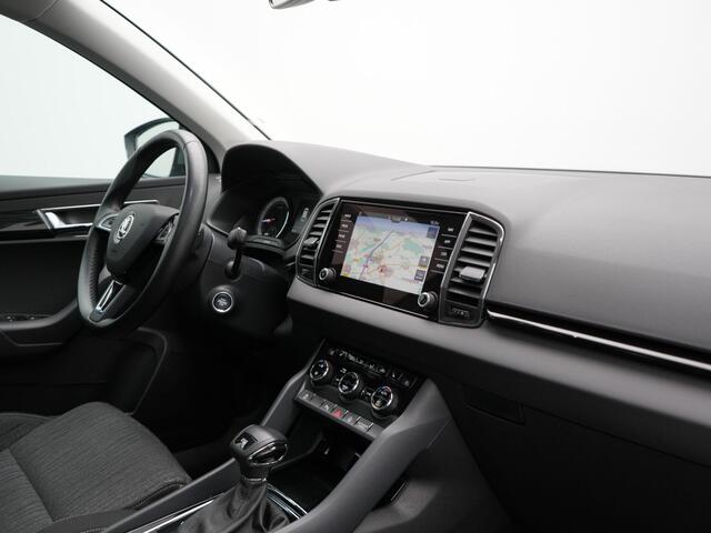 Skoda Karoq 1.0 TSI Style DSG116pk Dealer O.H. | Trekhaak Af Fabriek | Panodak | Camera | Apple Carplay | Sportstoelen Verwarmd | Navigatie | Keyless | Cruise Control | DAB |