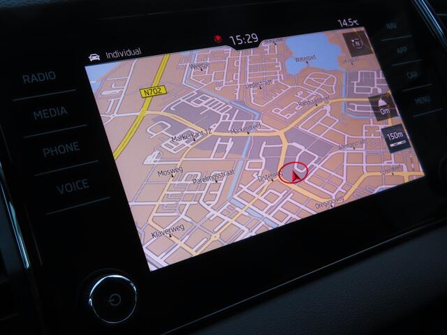 Skoda Karoq 1.5 TSI ACT Sportline Business DSG | pano dak | achterklep elektrisch | stoelverwarming | 19 inch