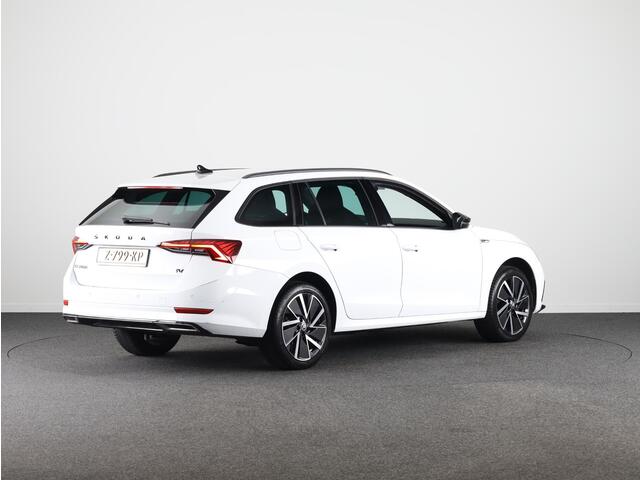 Skoda OCTAVIA Combi 1.4 TSI iV PHEV Sportline Business 204pk Plug in Hybrid | Navigatie | 18 inch Lichtmetalen velgen | Travel Pakket