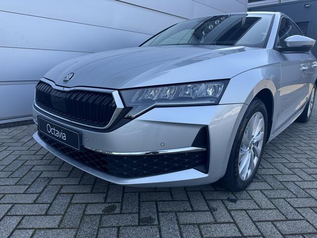 Skoda OCTAVIA First Edition 1.5 TSI m-HEV 115 pk DSG | Automaat | Navigatie | Adaptieve cruise control | Apple Carplay/Android Auto | 17" lichtmetalen velgen |