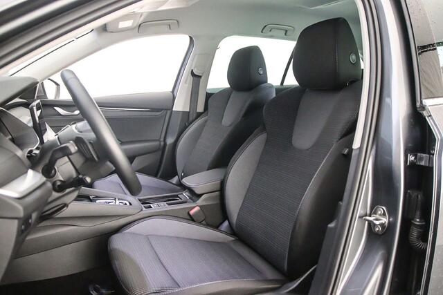 Skoda OCTAVIA Combi Selection 1.5 eTSI 115pk DSG Automaat Adaptive cruise control, Achteruitrijcamera, Stuurwiel verwarmd, Elektrische achterklep, Stoelverwarming, Parkeersensoren