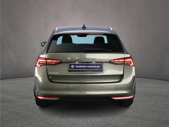 Skoda OCTAVIA Combi Selection 1.5 eTSI 115pk DSG Automaat Adaptive cruise control, Achteruitrijcamera, Stuurwiel verwarmd, Elektrische achterklep, Stoelverwarming, Parkeersensoren