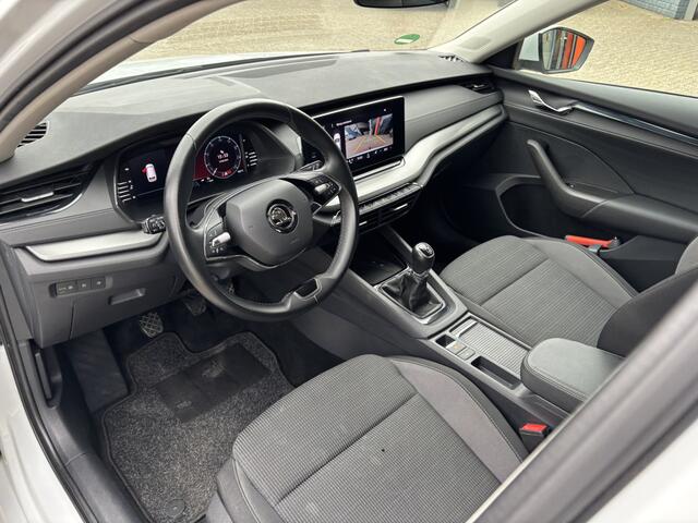 Skoda OCTAVIA Combi 1.0 TSI Business Edition / Trekhaak / Camera / Navi / Elektrische achterklep / Stoelverwarming /