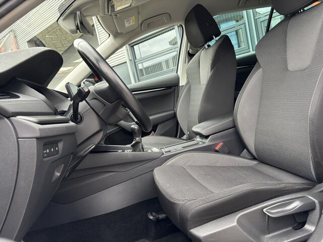 Skoda OCTAVIA Combi 1.0 TSI Business Edition / Trekhaak / Camera / Navi / Elektrische achterklep / Stoelverwarming /