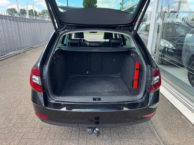 Skoda OCTAVIA Combi 1.0 TSI Greentech Style Business | 2e eigenaar | Automaat | Panoramadak | Cruise control | Navigatie | Airco | Trekhaak | ParkPilot | APK tot 06-07-2026 | NAP |