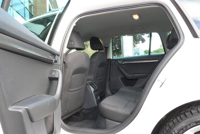 Skoda OCTAVIA Combi 1.0 TSI Greentech Style Business LED koplampen, Groot navi, ACC, Keyless entry