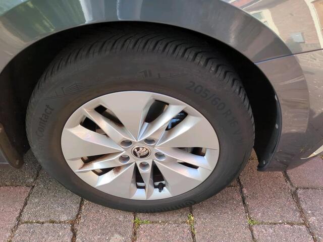 Skoda OCTAVIA Combi 1.0 TSI Business Edition Navigatie / Parkeersensoren Extra getint glas / LM velgen